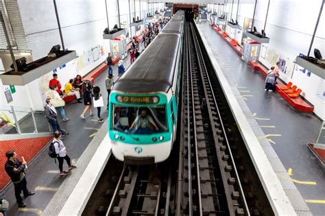 Plan baise très osé dans le métro parisien